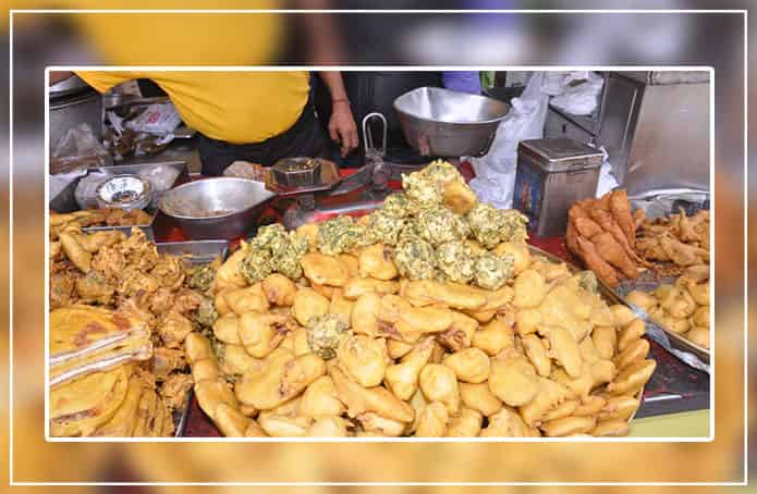 Khandani Pakodewala famous street food in Delhi 